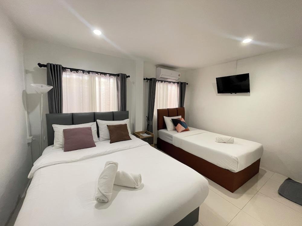 Royal BJ Hotel Room Type - Superior Triple Room