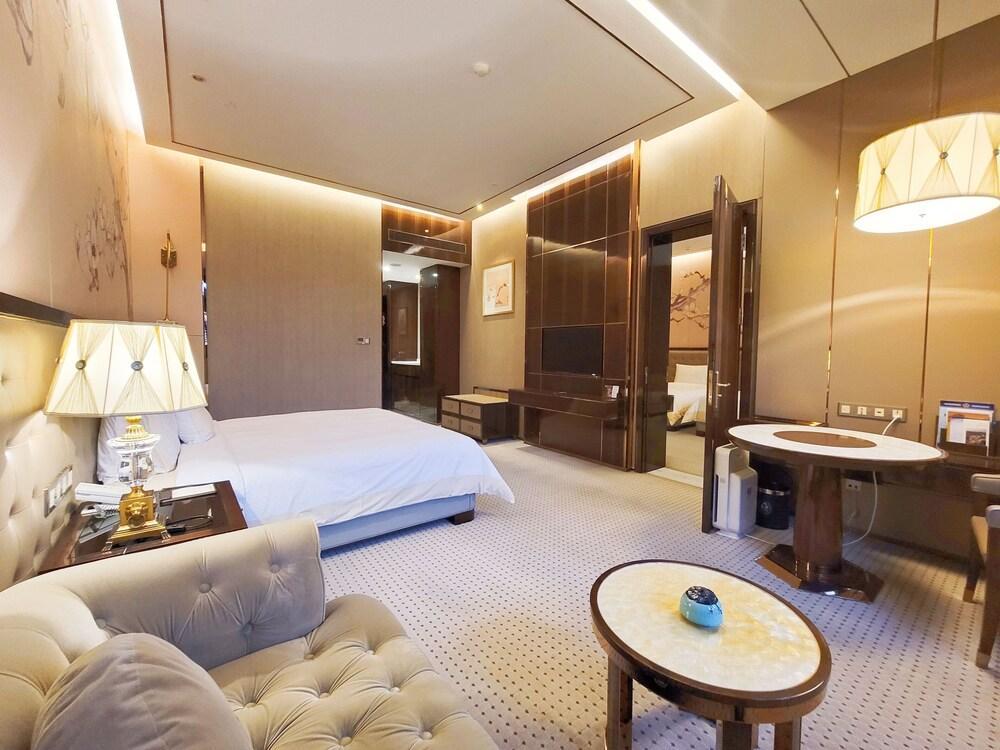 Royal Garden Hotel ShangHai Room Type - Superior Quadruple Room, 2 Bedrooms, 2 Bathrooms, Garden View Royal Garden Hotel ShangHai Room Type - Superior Quadruple Room, 2 Bedrooms, 2 Bathrooms, Garden View
