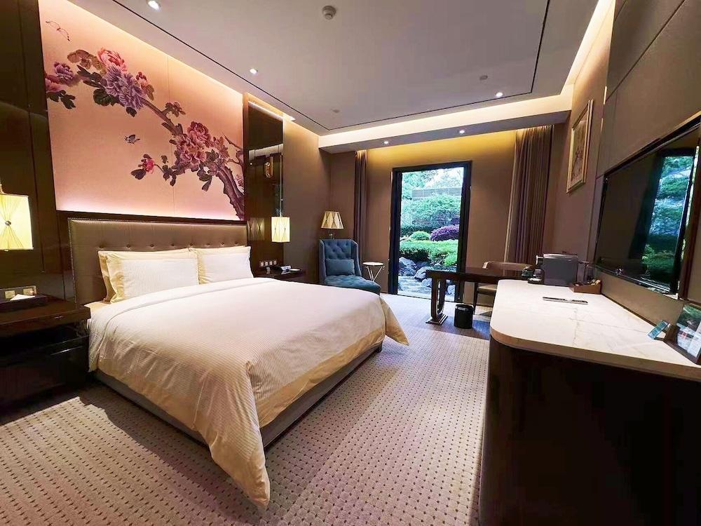 Royal Garden Hotel ShangHai Room Type - Elite Double Room, 1 King Bed, Housekeeping, Courtyard Area