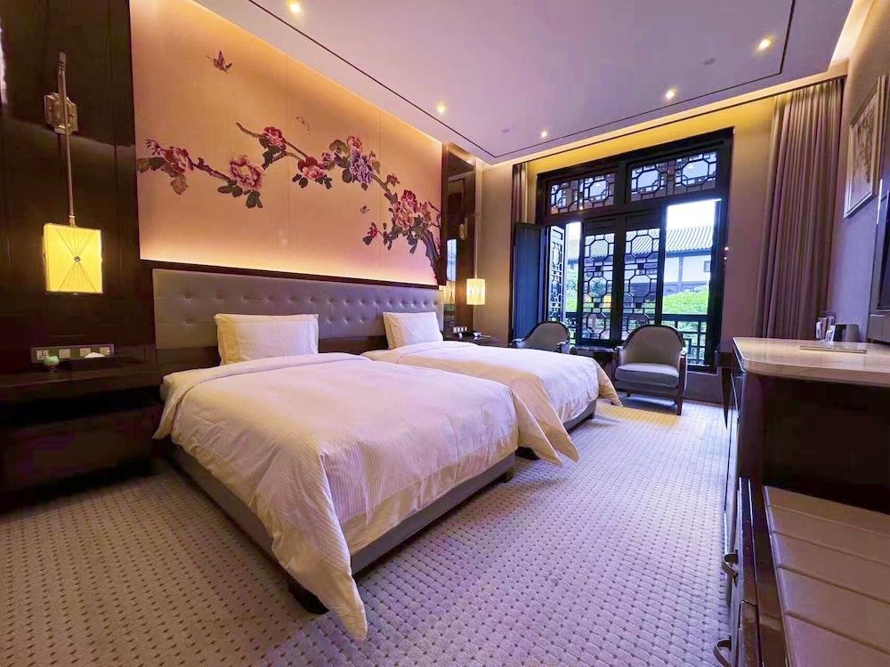 Royal Garden Hotel ShangHai Room Type - Deluxe Twin Room, Multiple Beds, Housekeeping, Garden View