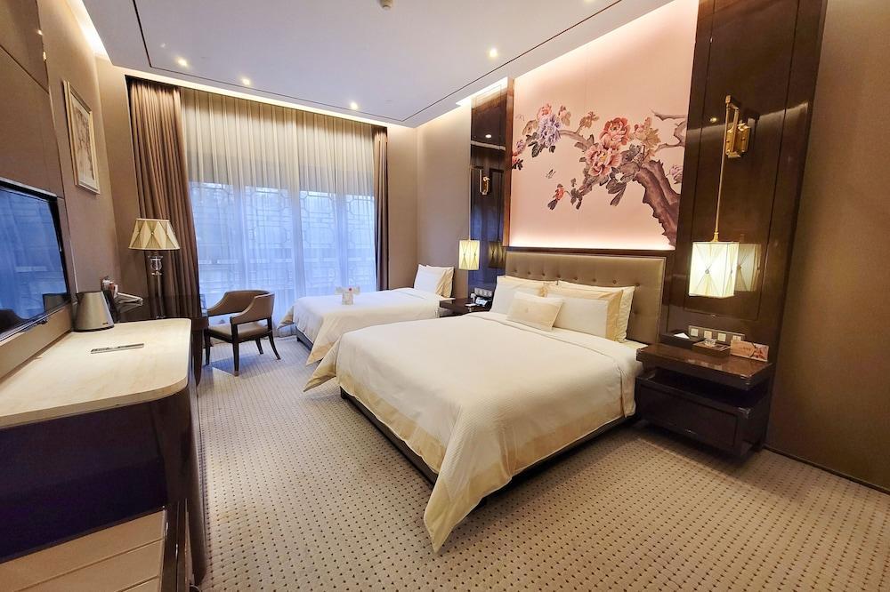 Royal Garden Hotel ShangHai Room Type - Deluxe Triple Room, Multiple Beds, Housekeeping, Garden View