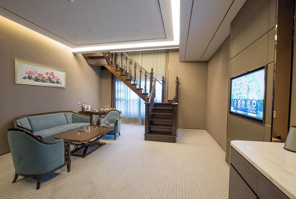 Royal Garden Hotel ShangHai Room Type - Deluxe Loft, 2 Bedrooms, 2 Bathrooms, Garden View