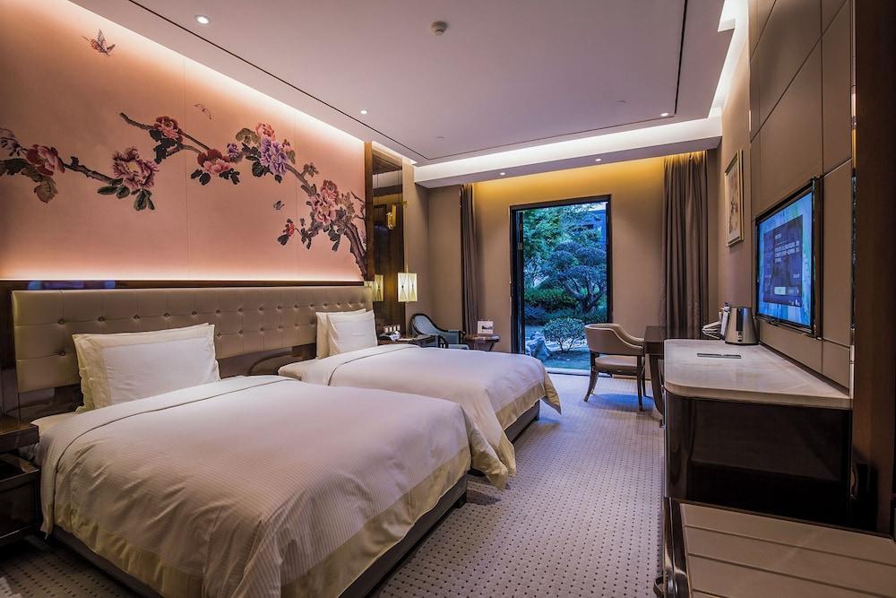 Royal Garden Hotel ShangHai Room Type - Elite Twin Room, Multiple Beds, Housekeeping, Courtyard Area Royal Garden Hotel ShangHai Room Type - Elite Twin Room, Multiple Beds, Housekeeping, Courtyard Area