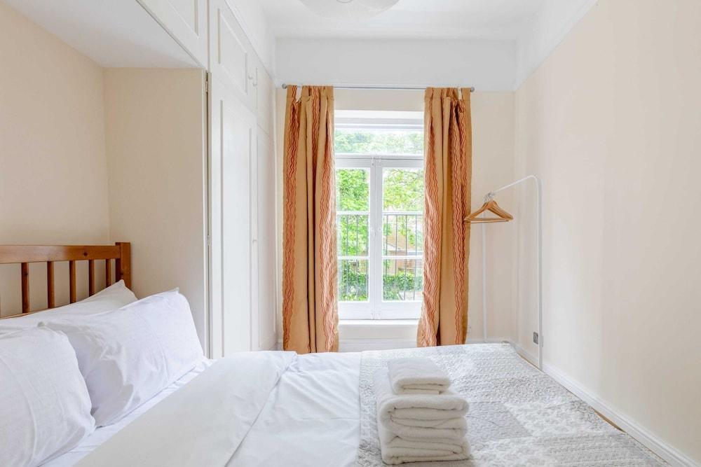 Roomy 3BD by Hampstead Heath! - Tap to explore photos
