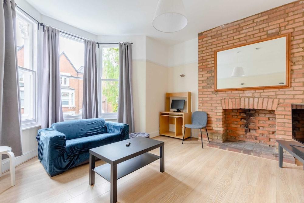 Roomy 3BD by Hampstead Heath! - Tap to explore photos