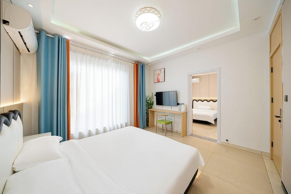 Shanghai Lanting Resort Hotel (Shanghai Disneyland) Room Type - Comfort Suite, Lake View