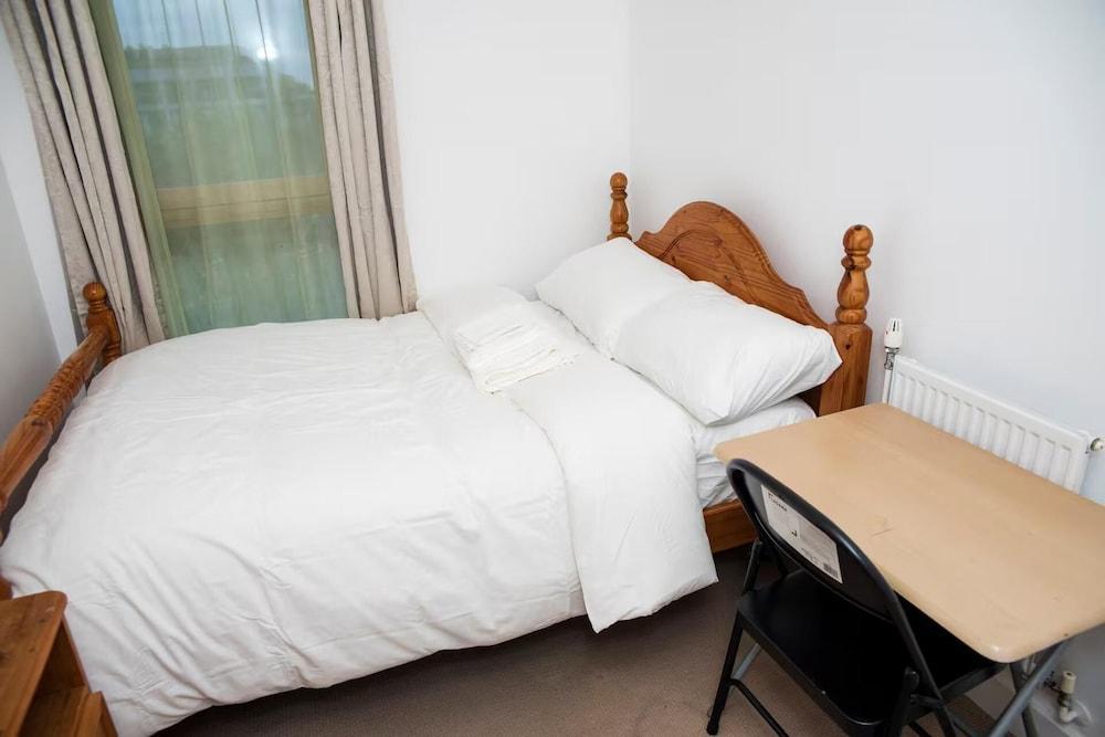 Shorditch Apartment Sleeps 6 - Tap to explore photos