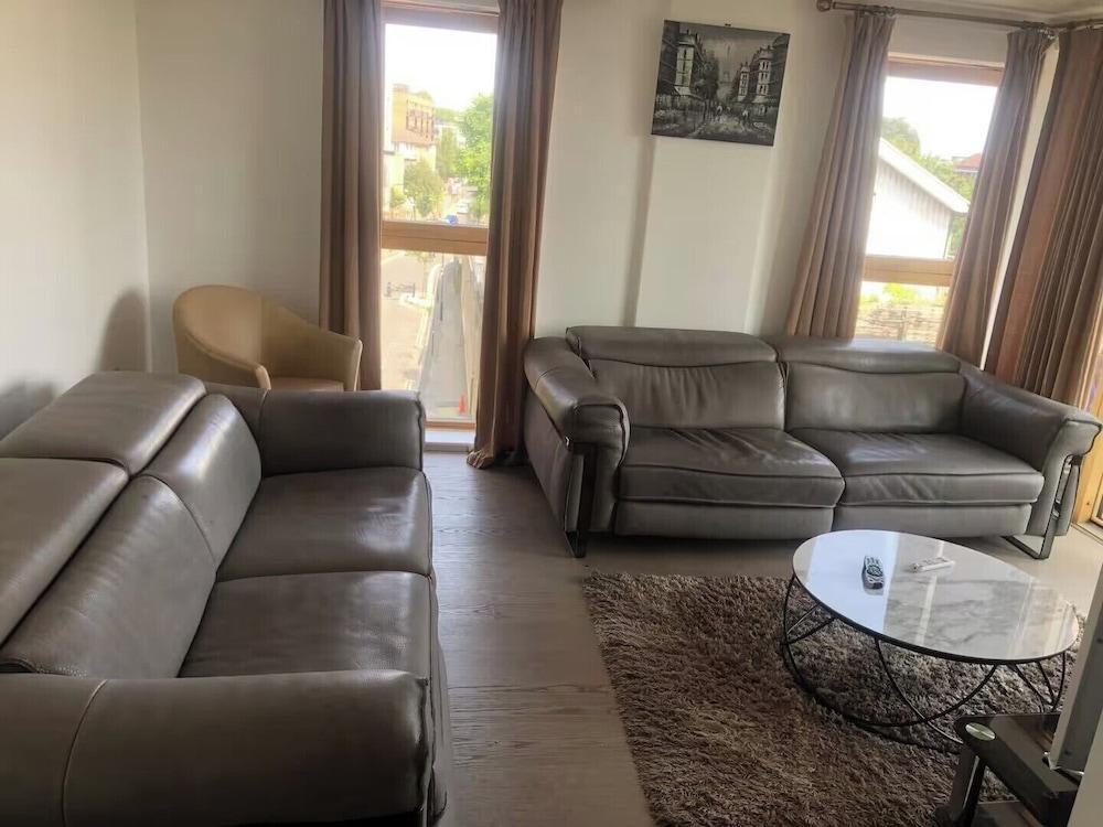 Shorditch Apartment Sleeps 6 - Tap to explore photos