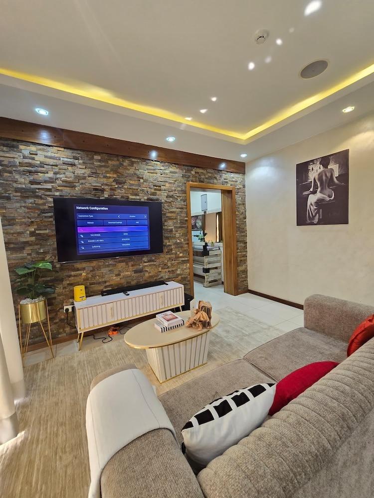 Serene Manor Captivating 1-bed Apartment in Lekki - Tap to explore photos