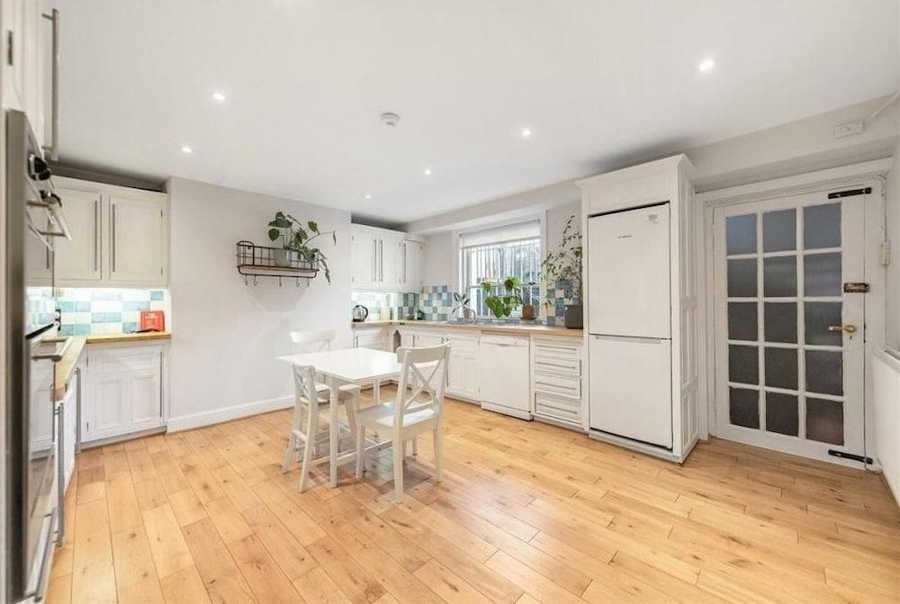 Spacious 3B House in South Kensington - Tap to explore photos