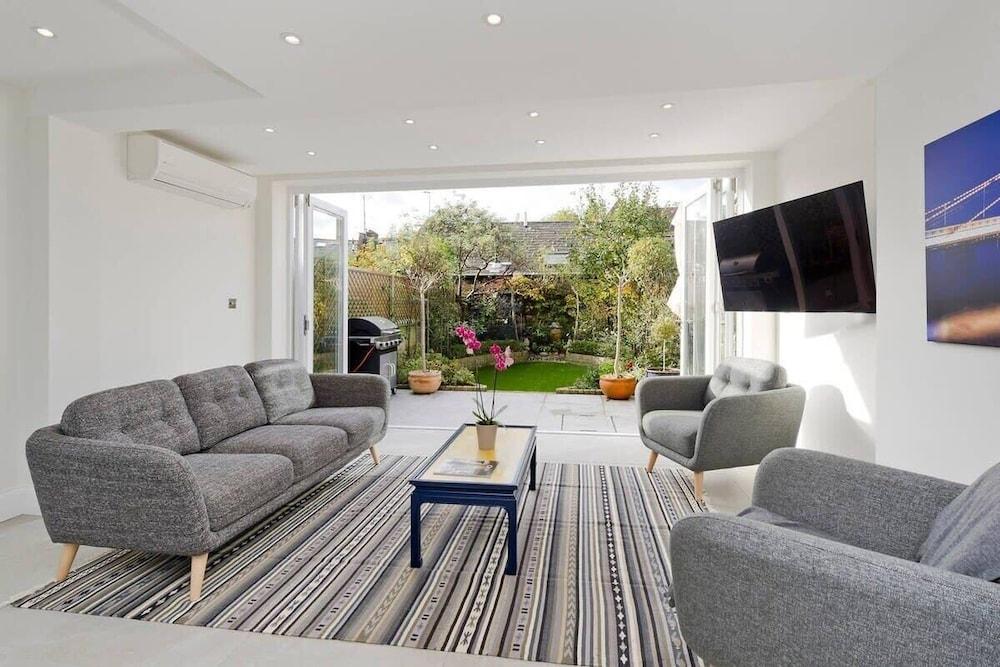 Spacious 4 Bed House, Battersea - Tap to explore photos