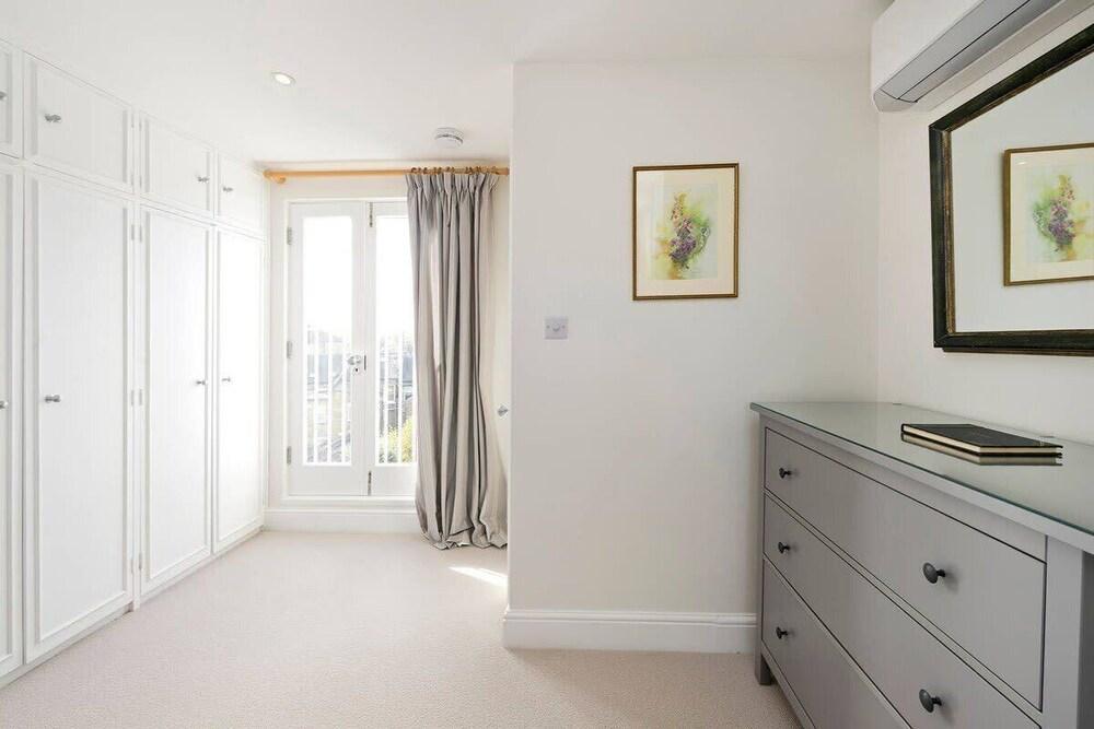 Spacious 4 Bed House, Battersea - Tap to explore photos
