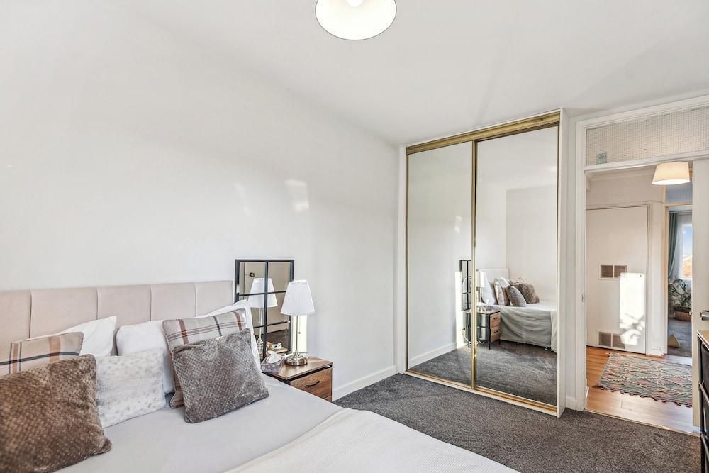 Spacious2br-balcony-parking-25mincentrallondon - Tap to explore photos