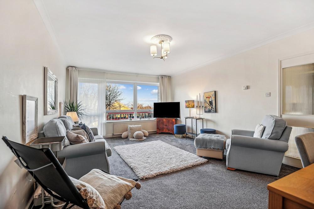 Spacious2br-balcony-parking-25mincentrallondon - Tap to explore photos