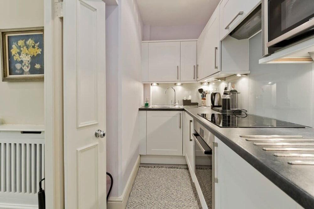 Studio Flat With Garden Access, Holland Park - Tap to explore photos