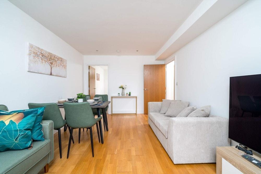 Stunning 3BD Flat, Parking, Sleeps Six, Near Park - Tap to explore photos