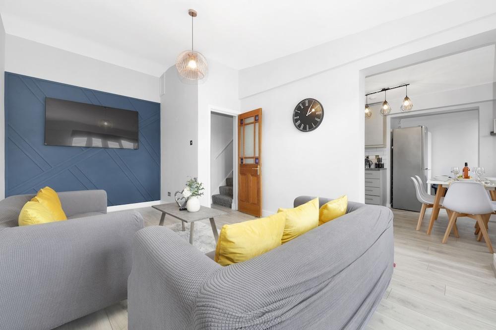 Stylish 4-bed Apartment - Parking & Central Links - Tap to explore photos