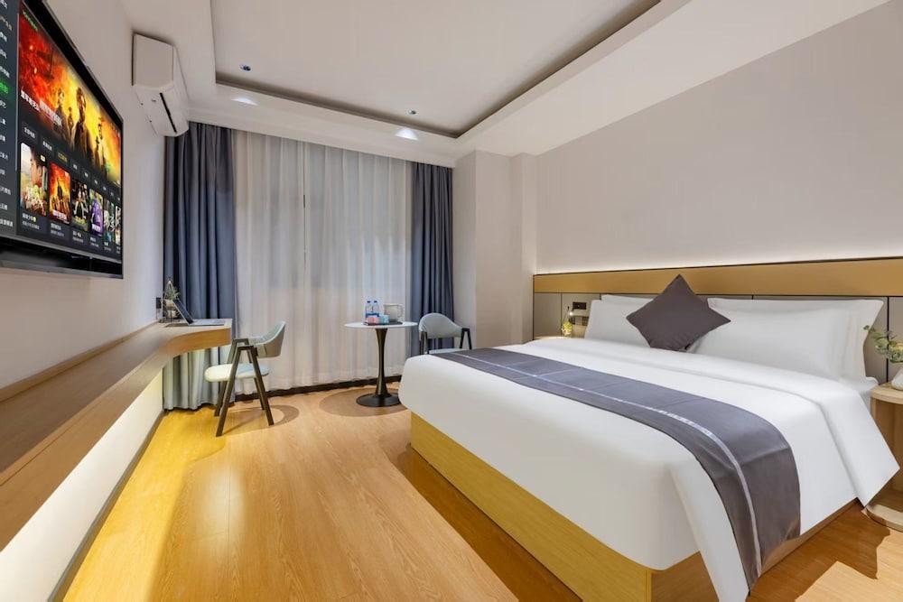 Star Season Hotel Room Type - Single Room, 1 King Bed, Housekeeping