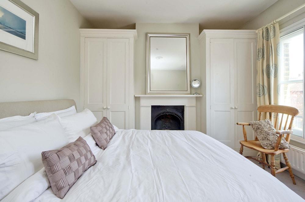 Stunning 3 bed Home With Garden - Wandsworth - Tap to explore photos