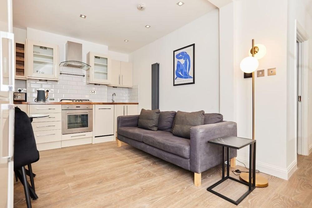 The Bermondsey Place - Cosy 2bdr Flat - Tap to explore photos