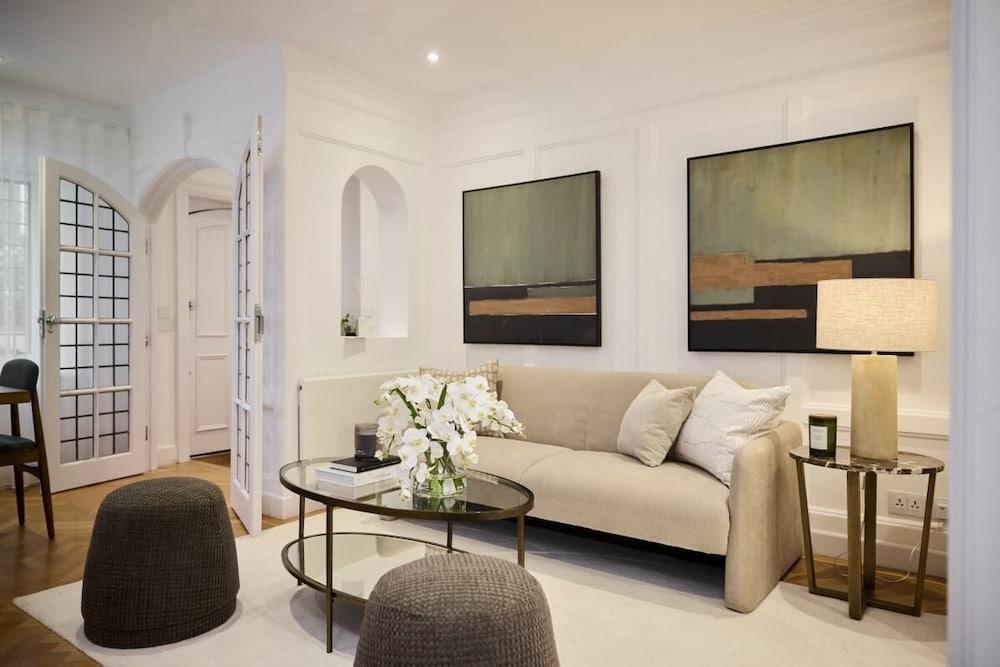 The Charm of Chelsea - Modern 4bdr With Shared Courtyard