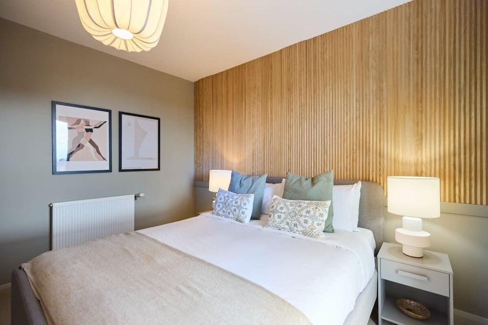 The Enfield Sanctuary - Modern 1bdr Flat With Balcony - Tap to explore photos