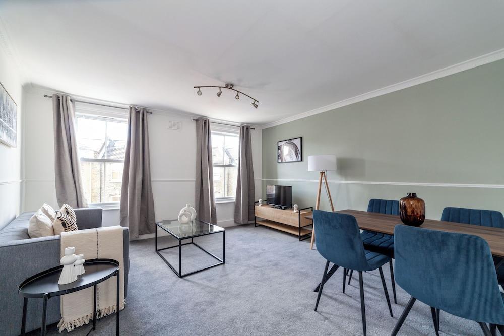 The Peckham Luxury Apartment - Tap to explore photos