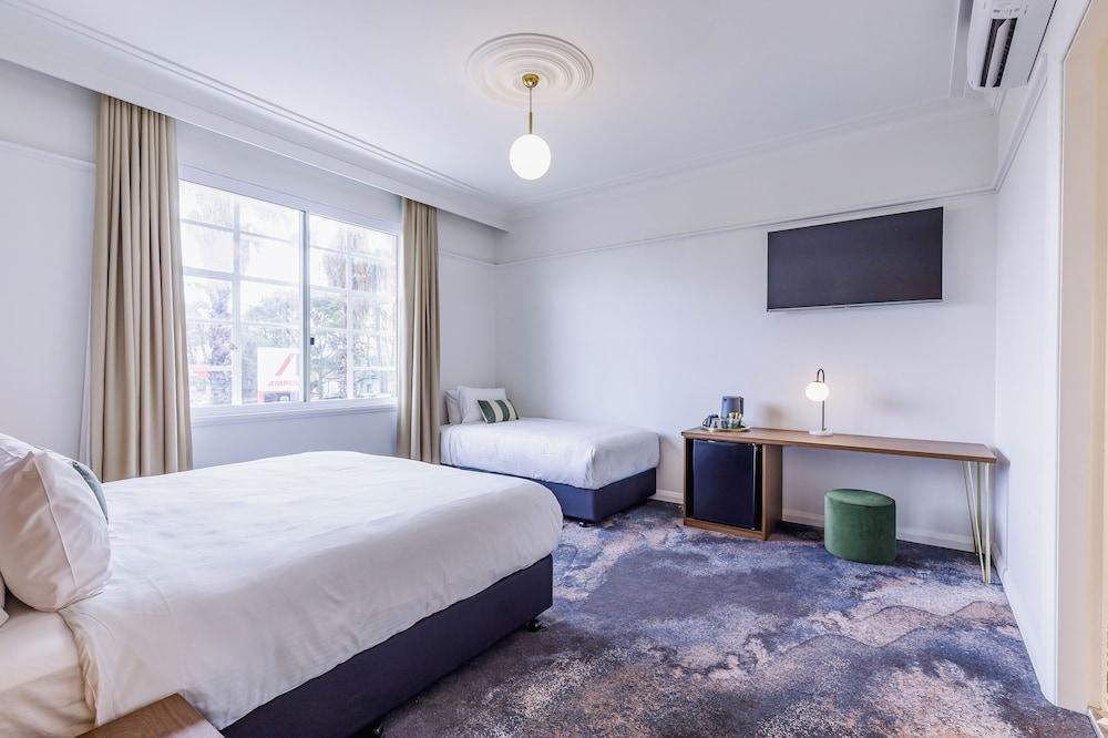 The Lakes Hotel, Rosebery - Tap to explore photos
