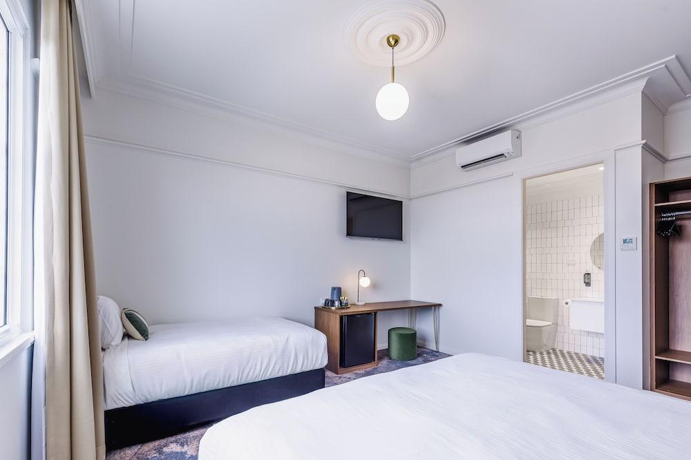 The Lakes Hotel, Rosebery - Tap to explore photos
