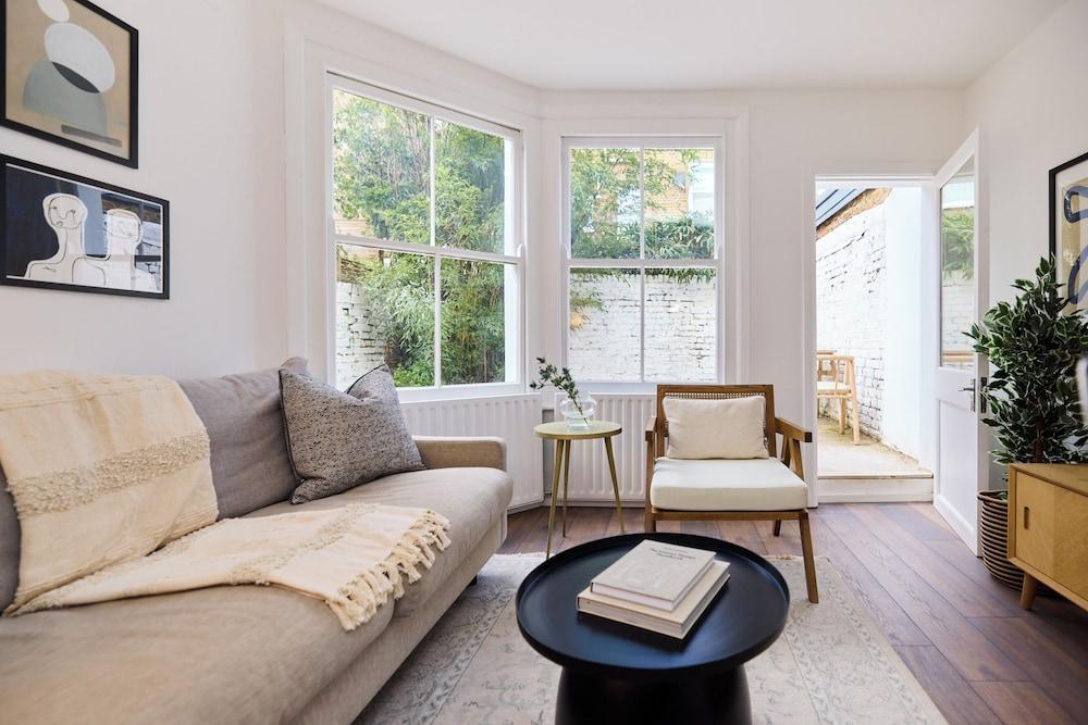 The Maida Hill Hideout - 2bdr Flat With Courtyard - Tap to explore photos