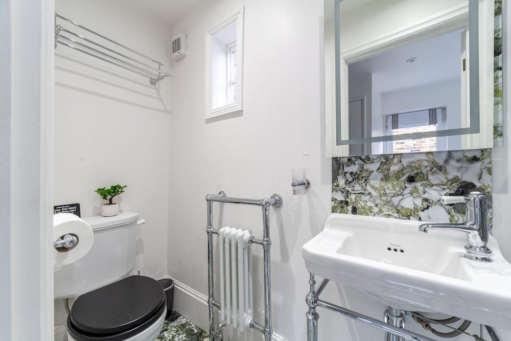 Modern & Stylish House in Deptford - Tap to explore photos