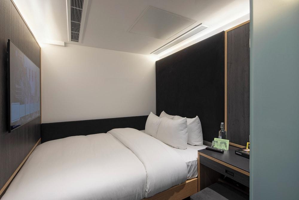 The Z Hotel Leicester Square Room Type - Inside Queen Room, No windows