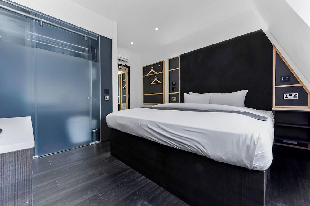 The Z Hotel Leicester Square Room Type - Inside Queen Accessible Room, No windows