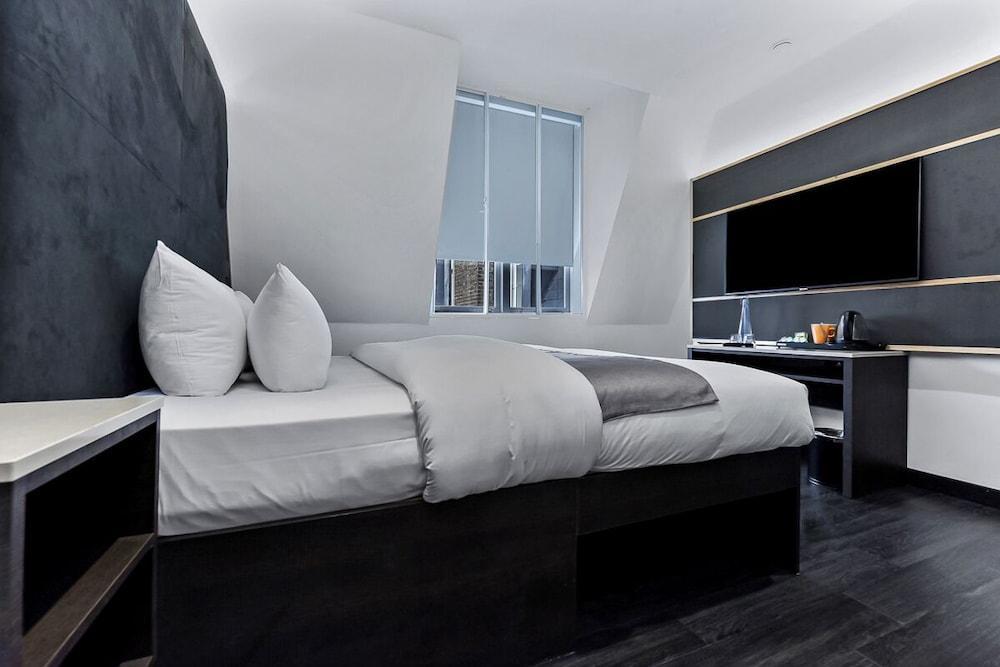 The Z Hotel Leicester Square Room Type - Club King Accessible Room