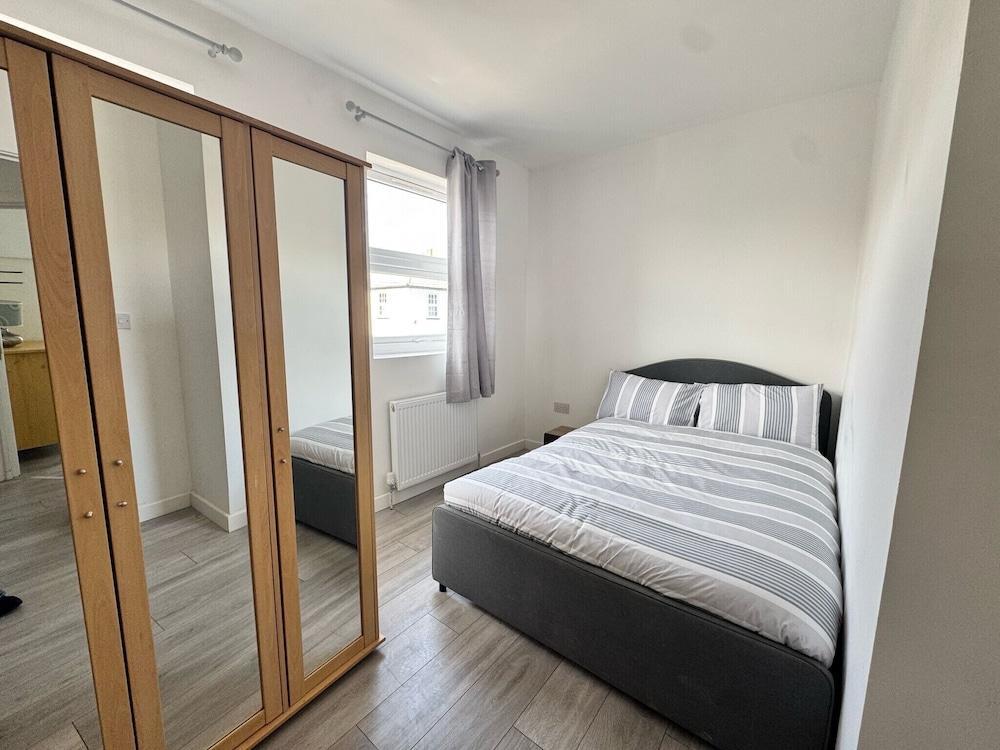 Three Double Rooms in Spacious Home - Tap to explore photos