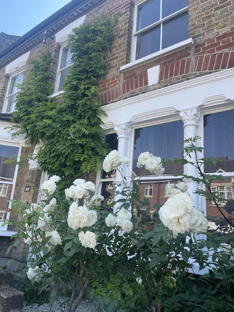 Traditional Elegant Spacious English Home, 4bdr