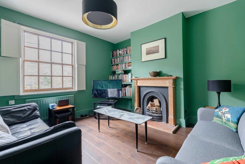 Trendy 2BD House 5 Mins From Willesden Junction! - Tap to explore photos