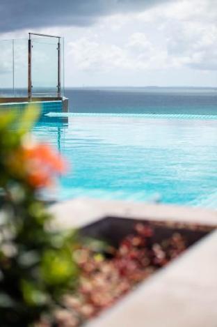 Triton Prestige Seaview and Spa - Tap to explore photos