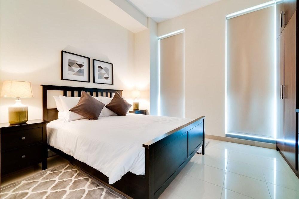 Venduras - 2BR Standpoint Fountain View - Tap to explore photos