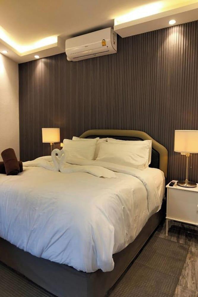 Varaya Resort Pattaya Room Type - Superior Suite, 1 King Bed