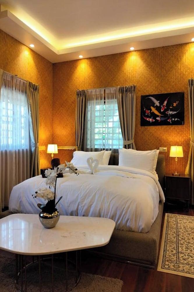Varaya Resort Pattaya Room Type - Deluxe Bungalow, Garden View