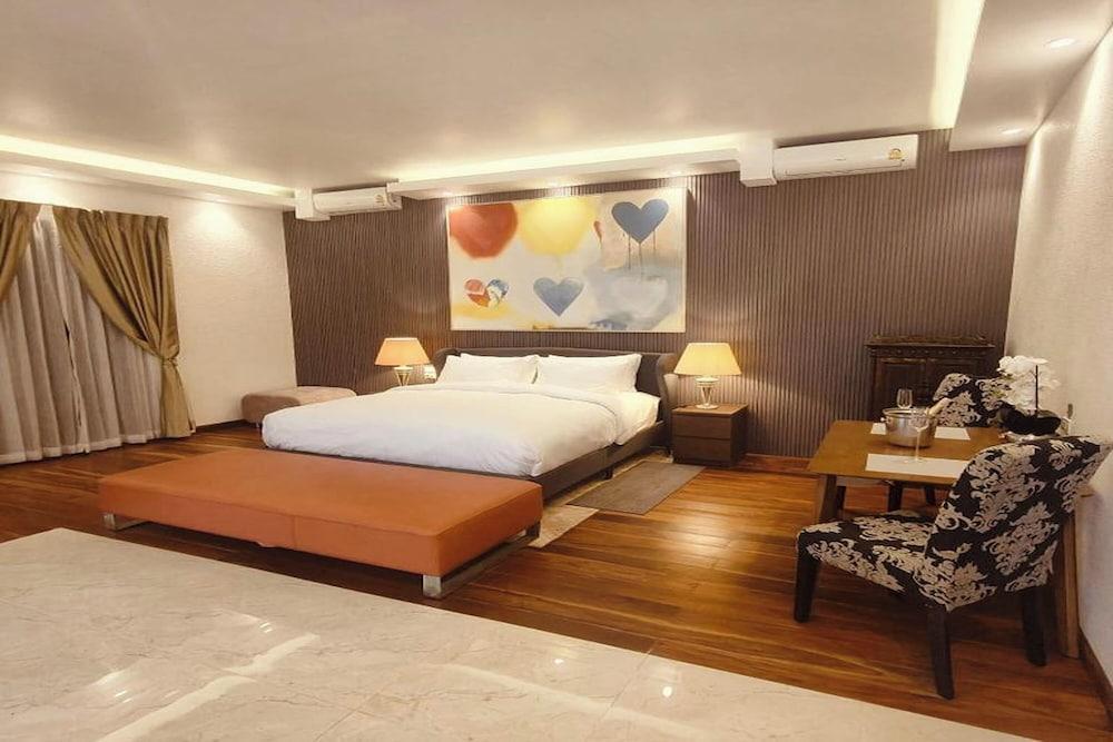 Varaya Resort Pattaya Room Type - Luxury Suite, Garden View