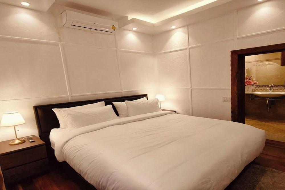 Varaya Resort Pattaya Room Type - Standard Double Room, 1 King Bed