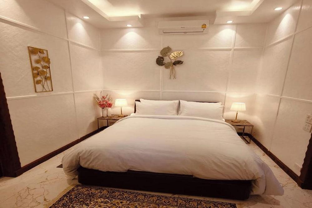 Varaya Resort Pattaya Room Type - Standard Double Room, 1 Queen Bed