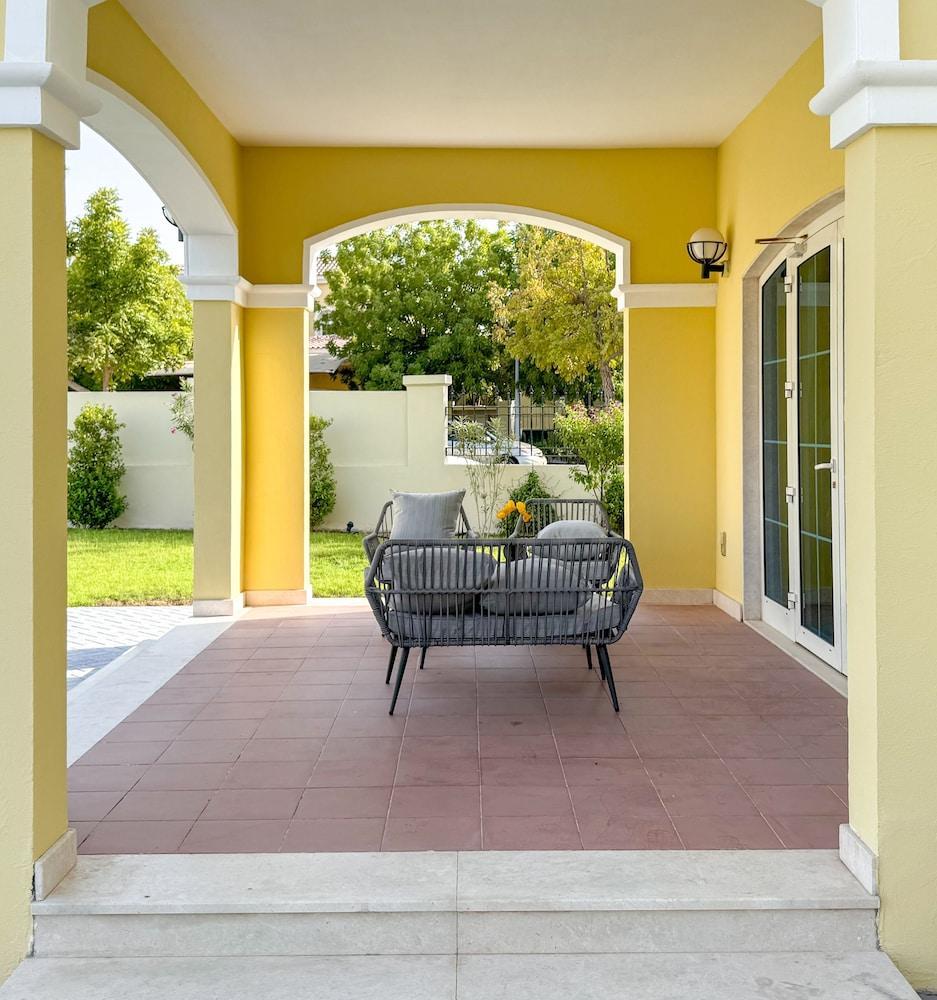 Venduras- Luxe 3BR Villa Jumeirah Park - Tap to explore photos