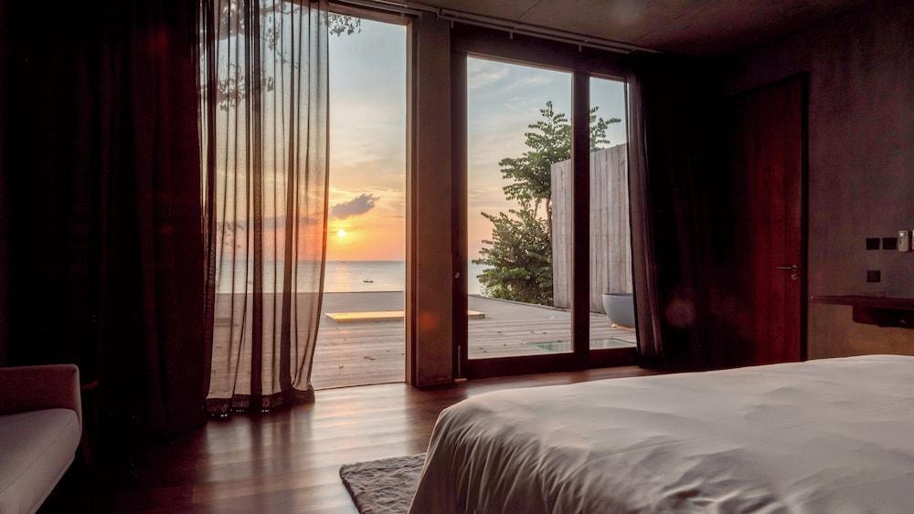 Vows Villa Beachfront Room Type - Premier Suite Oceanfront