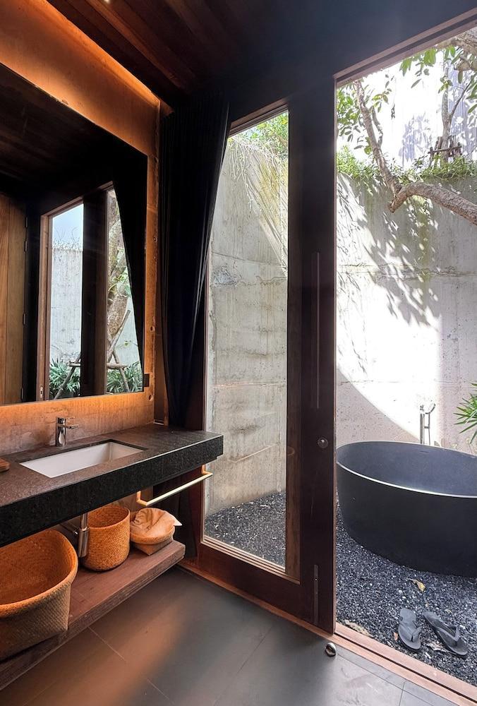 Vows Villa Beachfront Room Type - Deluxe King with Bathtub