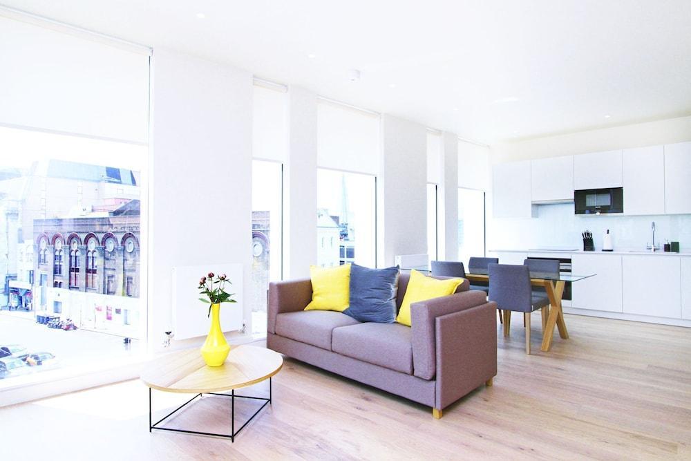 Waterloo Stays - Modern & Spacious - Tap to explore photos