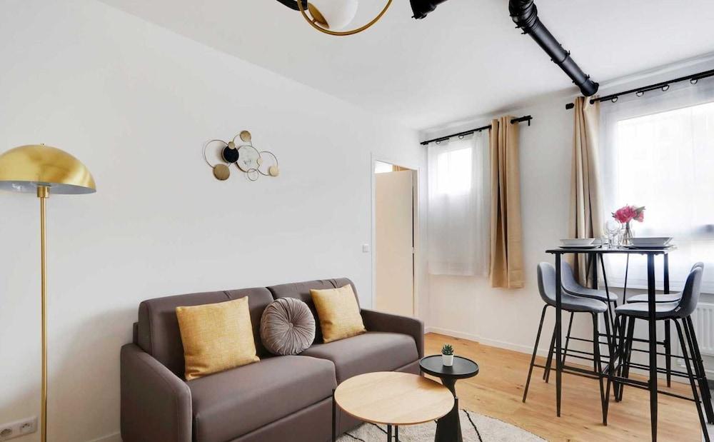 Cosy Apartment - 2br/6p - Saint-lambert - Tap to explore photos