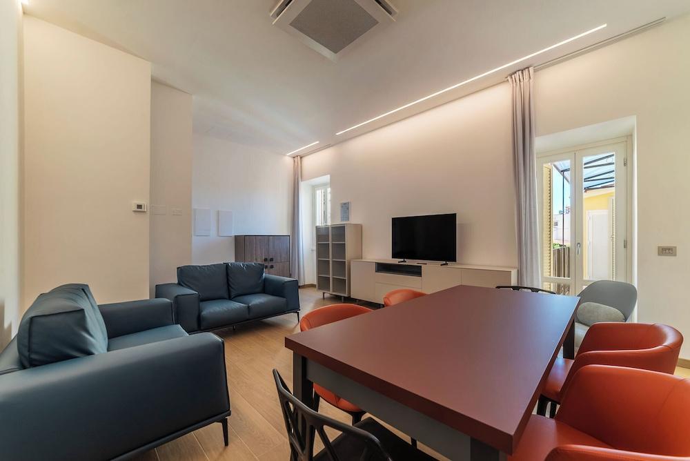 JOIVY Cavour 238 Room Type - Apartment, 3 Bedrooms, Balcony